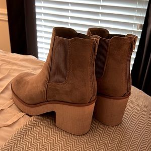 Pierre Dumas used Arizona boots